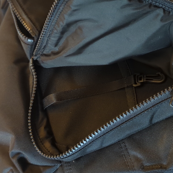 Lululemon Black Backpack Circa 2009 - Picture 5 of 10